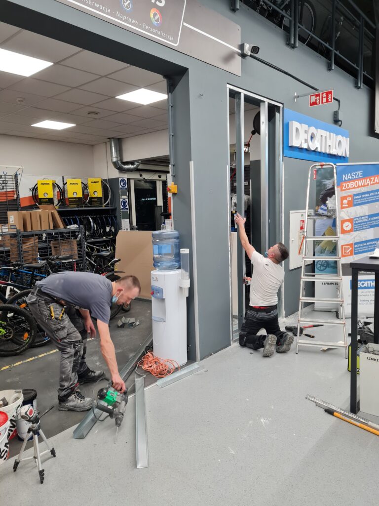Malowanie sali sprzedaży Decathlon - usługi remontowo budowlane na terenie całej Polski PaketPro