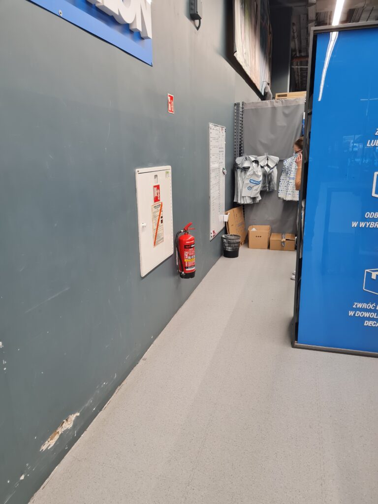 Malowanie sali sprzedaży Decathlon - usługi remontowo budowlane na terenie całej Polski PaketPro