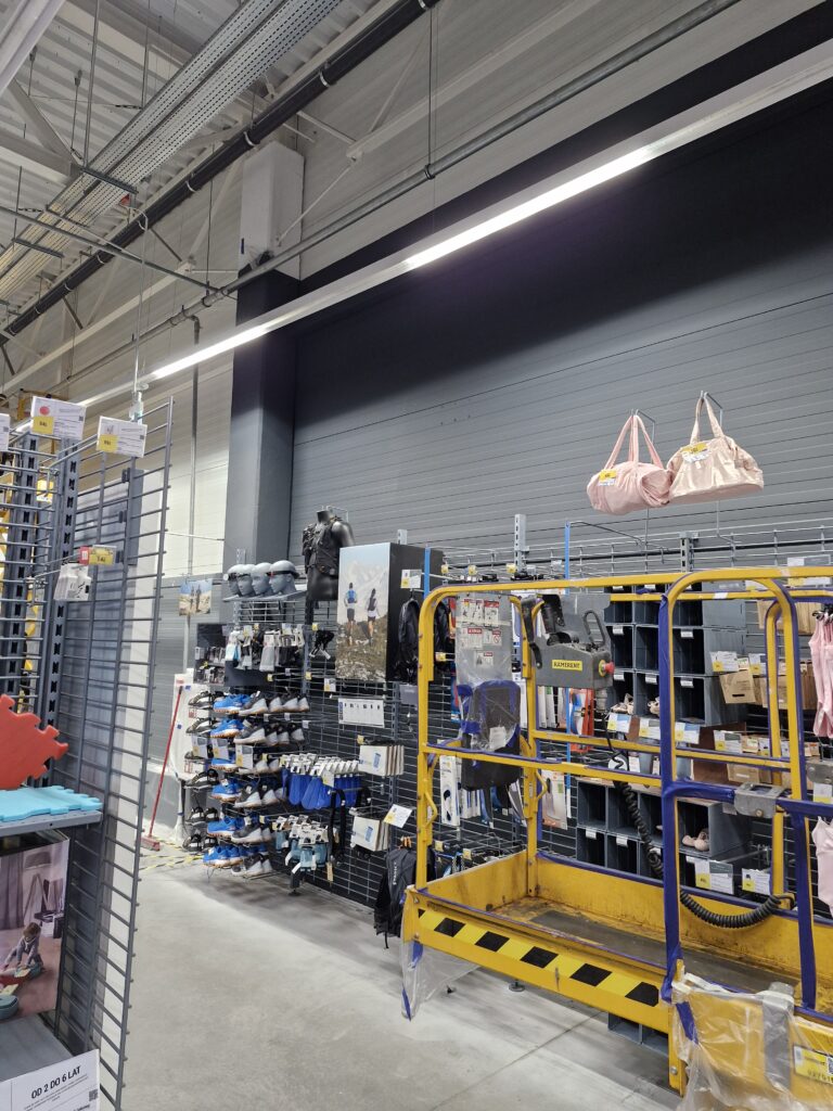 Malowanie sali sprzedaży Decathlon - usługi remontowo budowlane na terenie całej Polski PaketPro