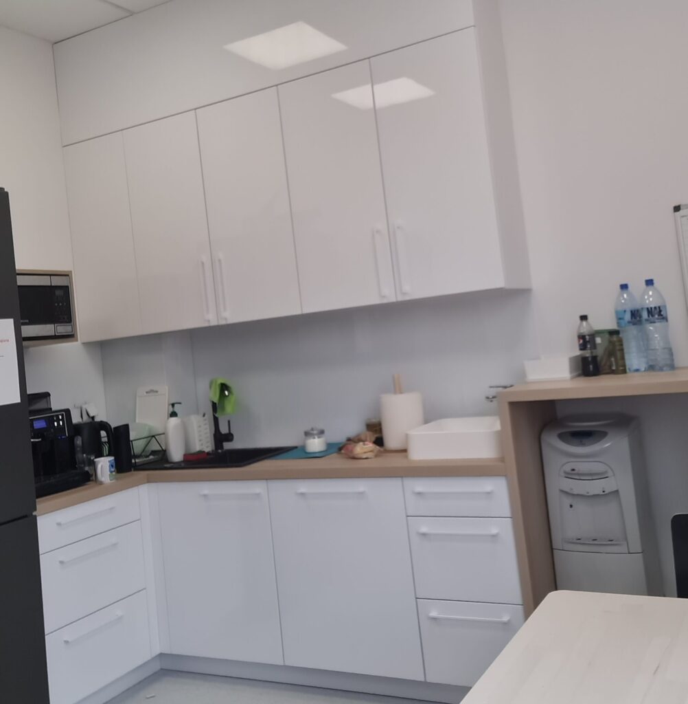 Modernizacja stref socjalnych dla pracowników Decathlon - usługi remontowo budowlane na terenie całej Polski PaketPro