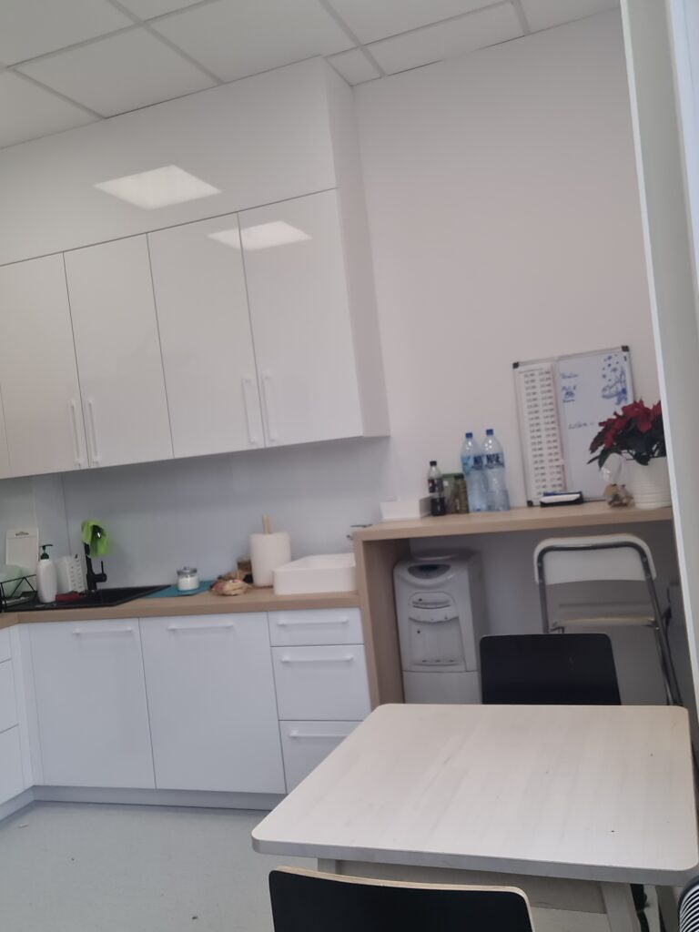 Modernizacja stref socjalnych dla pracowników Decathlon - usługi remontowo budowlane na terenie całej Polski PaketPro