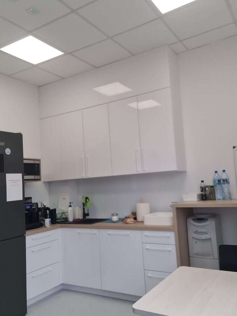 Modernizacja stref socjalnych dla pracowników Decathlon - usługi remontowo budowlane na terenie całej Polski PaketPro