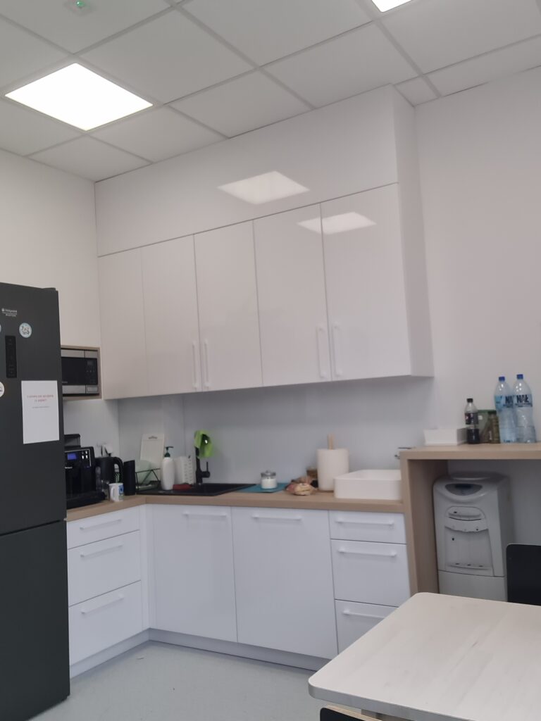 Modernizacja stref socjalnych dla pracowników Decathlon - usługi remontowo budowlane na terenie całej Polski PaketPro