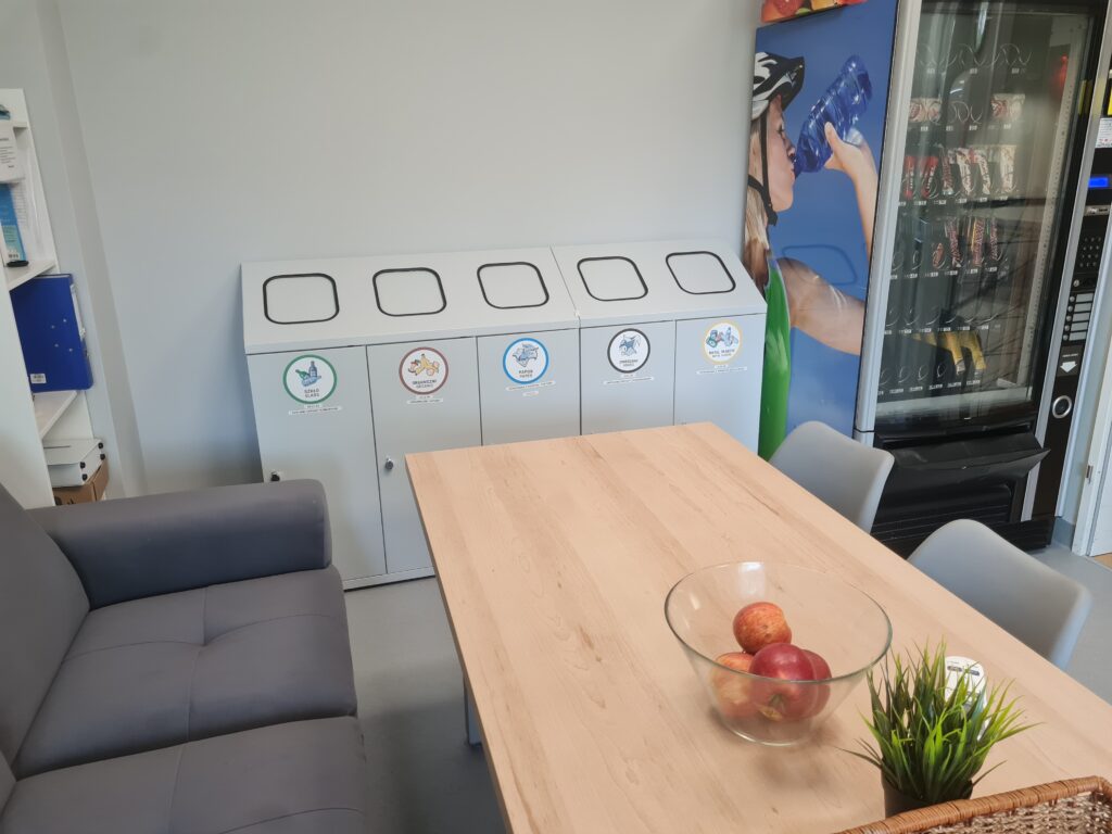 Modernizacja stref socjalnych dla pracowników Decathlon - usługi remontowo budowlane na terenie całej Polski PaketPro