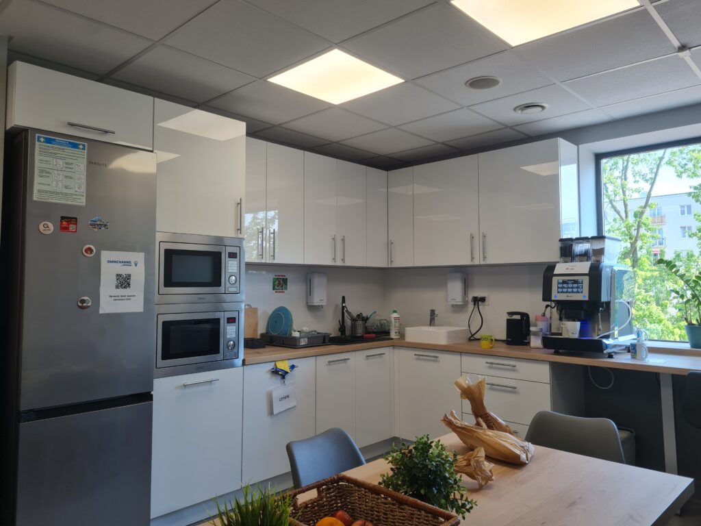 Modernizacja stref socjalnych dla pracowników Decathlon - usługi remontowo budowlane na terenie całej Polski PaketPro