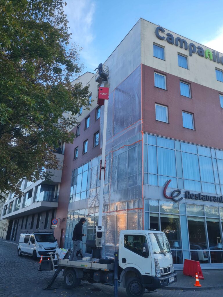 Hotel Campanile - spalone logo, naprawa elewacji - usługi remontowo budowlane PaketPro