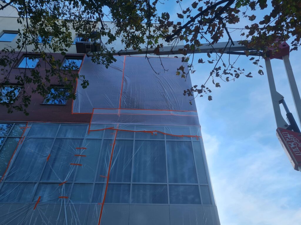 Hotel Campanile - spalone logo, naprawa elewacji - usługi remontowo budowlane PaketPro