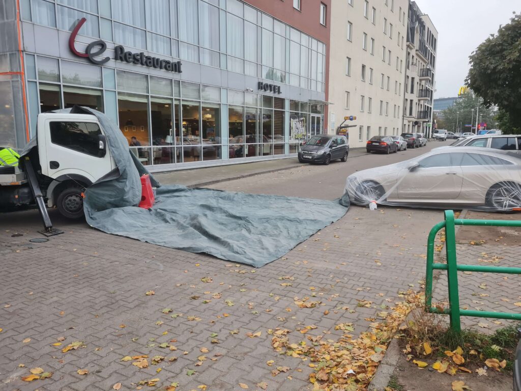 Hotel Campanile - spalone logo, naprawa elewacji - usługi remontowo budowlane PaketPro