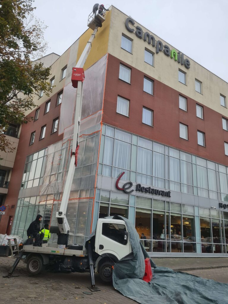 Hotel Campanile - spalone logo, naprawa elewacji - usługi remontowo budowlane PaketPro