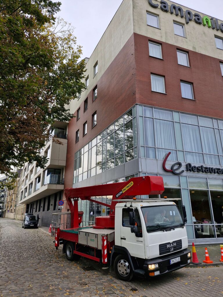 Hotel Campanile - spalone logo, naprawa elewacji - usługi remontowo budowlane PaketPro