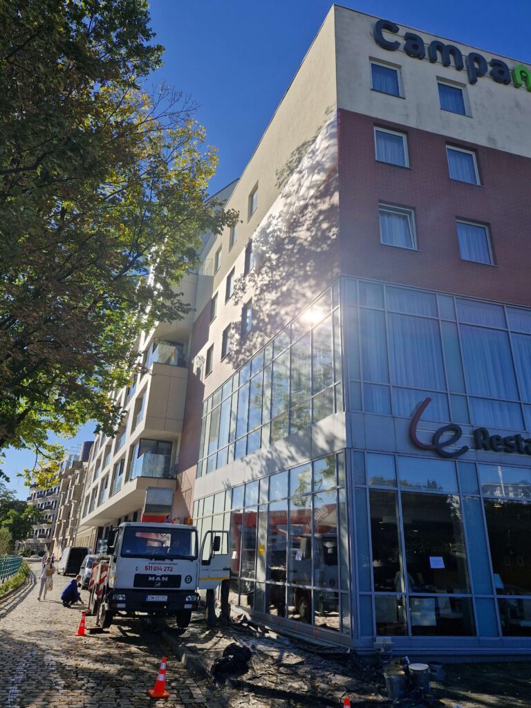 Hotel Campanile - spalone logo, naprawa elewacji - usługi remontowo budowlane PaketPro