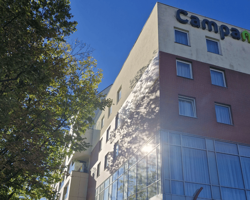Hotel Campanile - spalone logo, naprawa elewacji - usługi remontowo budowlane PaketPro