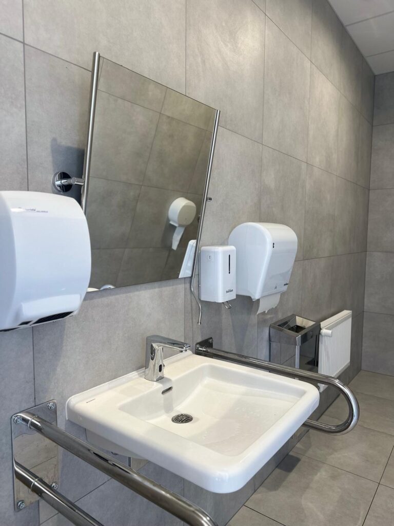 Kompleksowy remont toalet w Decathlon Reduta - usługi remontowo budowlane na terenie całej Polski PaketPro