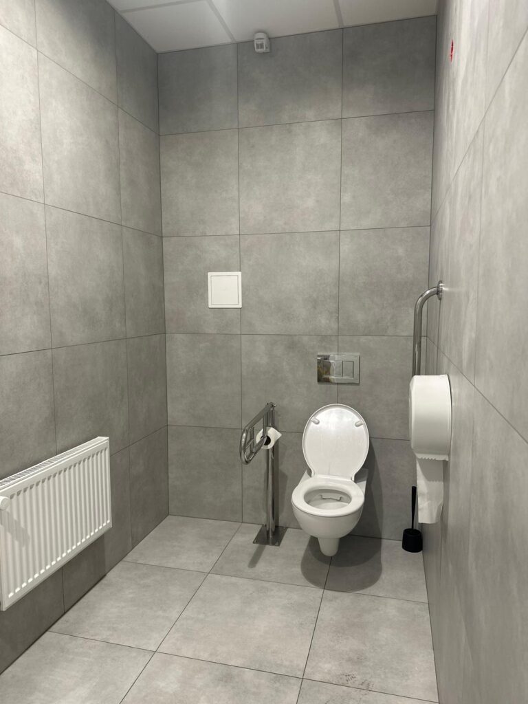Kompleksowy remont toalet w Decathlon Reduta - usługi remontowo budowlane na terenie całej Polski PaketPro